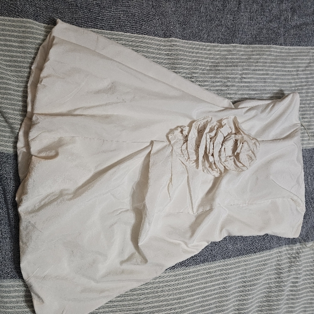 Guess by Marciano White Wedding Dress off white color sz small